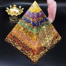 Charger l&#39;image dans la galerie, Pyramide orgonite 7 chakras avec fleur de vie, cristaux du Dakota
