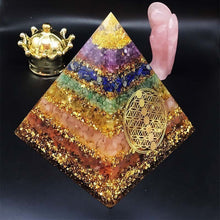 Charger l&#39;image dans la galerie, Pyramide orgonite 7 chakras avec fleur de vie, cristaux du Dakota
