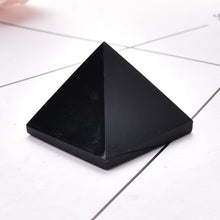 Charger l&#39;image dans la galerie, Pyramide d&#39;obsidienne noire en pierre de cristal naturel
