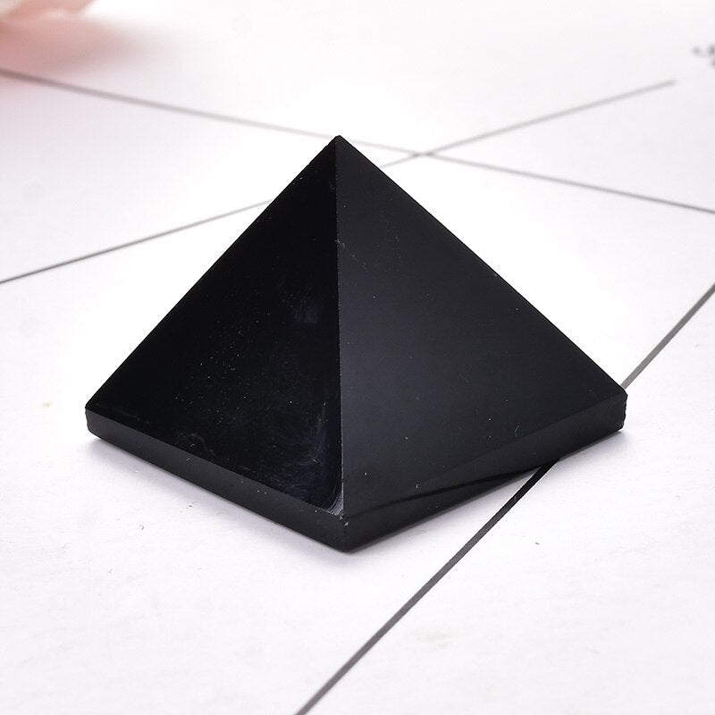 Pyramide d'obsidienne noire en pierre de cristal naturel