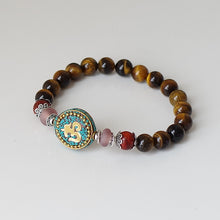 Charger l&#39;image dans la galerie, Bracelet Mala bouddhiste tibétain avec perles d&#39;Oeil de Tigre - symbole OM
