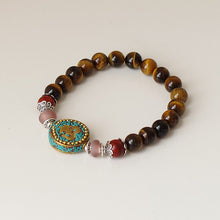 Charger l&#39;image dans la galerie, Bracelet Mala bouddhiste tibétain avec perles d&#39;Oeil de Tigre - symbole OM
