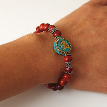 Charger l&#39;image dans la galerie, Bracelet Mala bouddhiste tibétain en perles de bois rouge symbole OM
