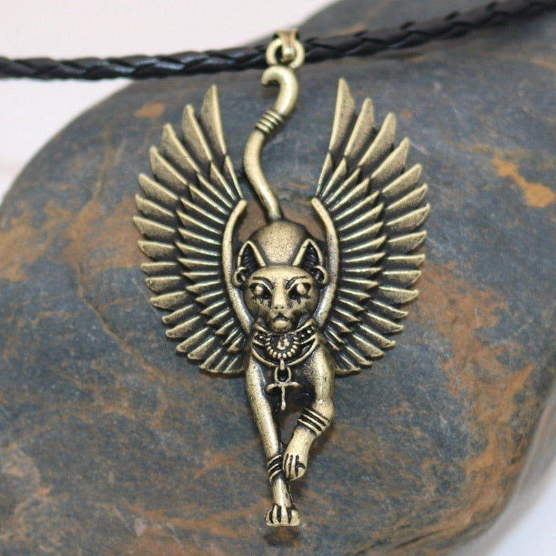 ☥ Colier en cuir avec pendentif amulette chat égyptien avec ailes, déesse égyptienne Bast