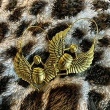 Charger l&#39;image dans la galerie, Boucles d&#39;oreilles scarabée ailé, couleur du métal doré
